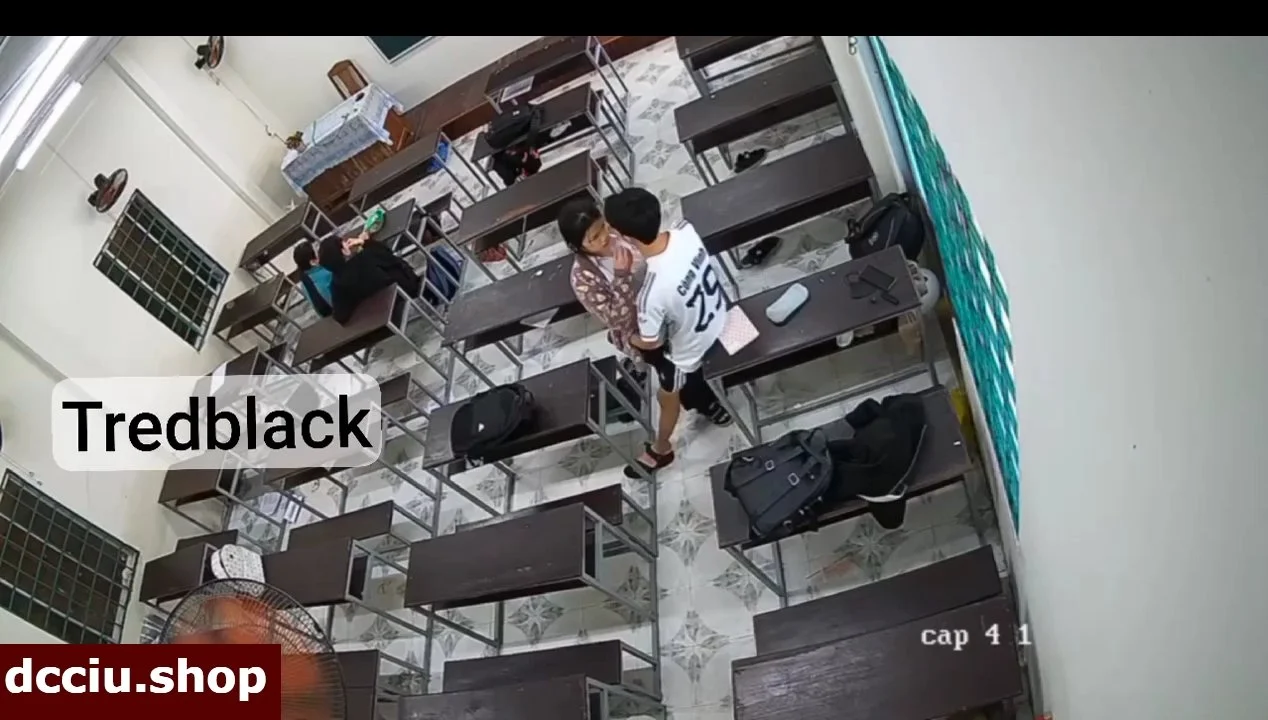 Sinh viên bây giờ bạo thật trốn tiết thể dục lên lớp chén nhau